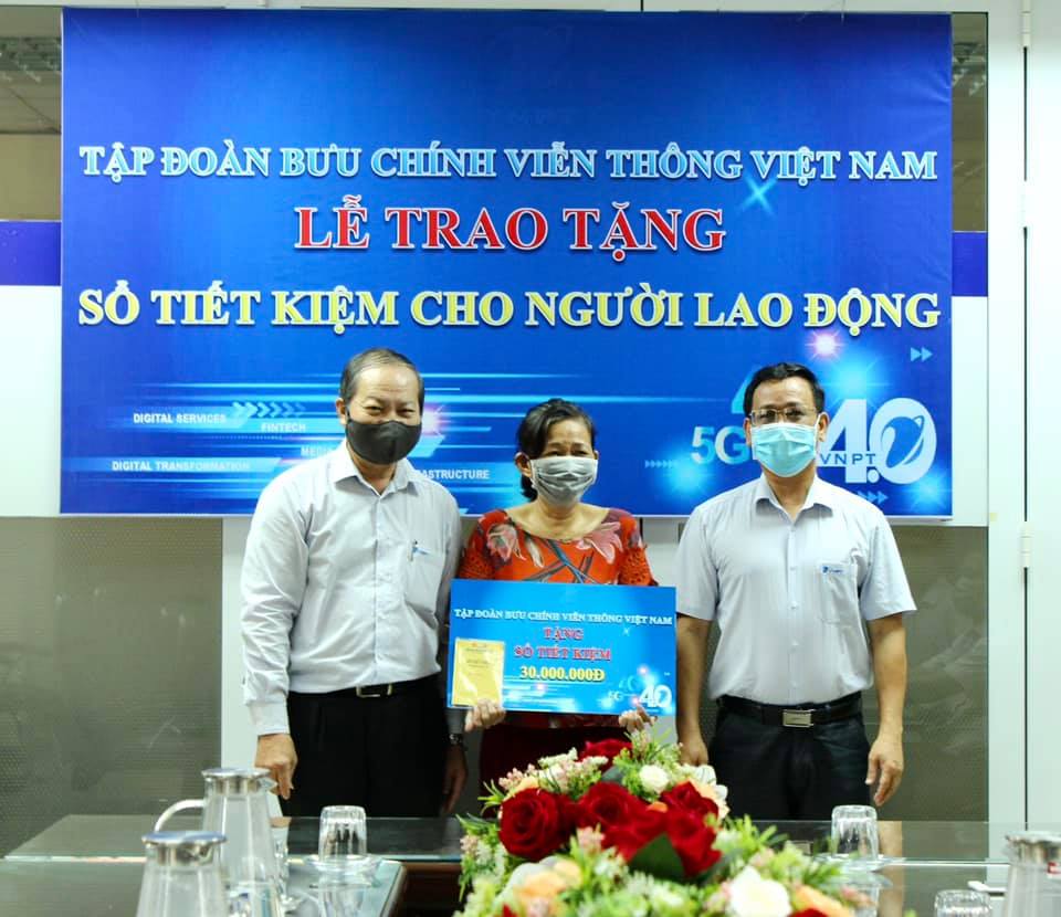 Tập đoàn VNPT trao tặng sổ tiết kiệm cho lao động có hoàn cảnh đặc biệt khó khăn Tập đoàn VNPT trao tặng sổ tiết kiệm cho lao động có hoàn cảnh đặc biệt khó khăn